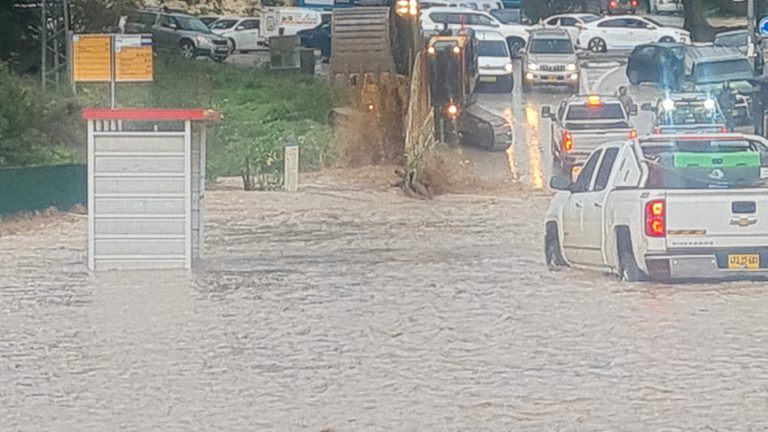 فيضانات في قرية الكعبية طباش حجاجرة {22.12.23 تصوير عدنان كبيشة}